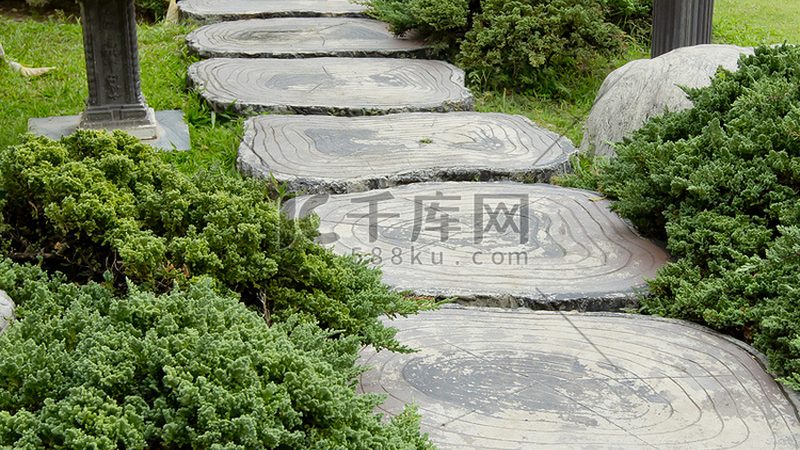 冬季百慕大草坪枯草层清理，这样做更科学**